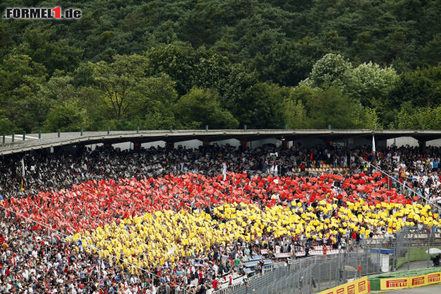 Foto zur News: Formel-1-Live-Ticker: Sebastian Vettel in grünem Rennanzug