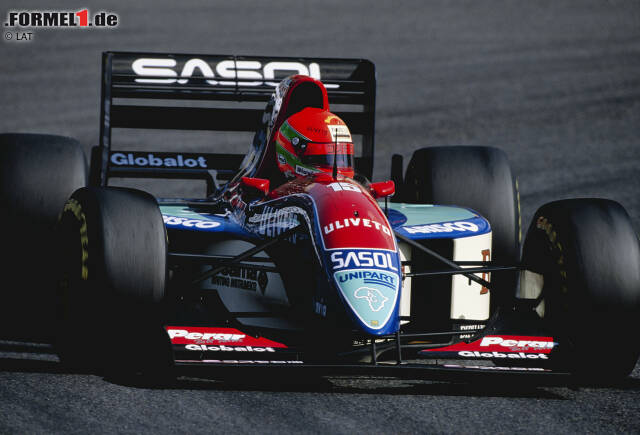 Platz 10: Eddie Irvine - Der Ire geht 1993 für Jordan erstmals in der Formel 1 an den Start. Drei Jahre fährt er für das kleine Team und holt dort 1995 auch sein erstes Podium in der Königsklasse. Ein siegfähiges Auto bekommt Irvine allerdings erst ein Jahr später, als er zu Ferrari wechselt. Sein Problem: Dort ist er hinter Michael Schumacher nur die klare Nummer zwei. In seinen ersten drei Jahren bei der Scuderia holt er 14 Podestplätze, aber keinen Sieg. Platz 10: Eddie Irvine - Der Ire geht 1993 für Jordan erstmals in der Formel 1 an den Start. Drei Jahre fährt er für das kleine Team und holt dort 1995 auch sein erstes Podium in der Königsklasse. Ein siegfähiges Auto bekommt Irvine allerdings erst ein Jahr später, als er zu Ferrari wechselt. Sein Problem: Dort ist er hinter Michael Schumacher nur die klare Nummer zwei. In seinen ersten drei Jahren bei der Scuderia holt er 14 Podestplätze, aber keinen Sieg.