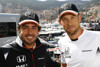 Foto zur News: Button oder Vandoorne? Alonso mit beiden Kollegen glücklich