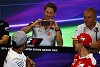 Foto zur News: Kein neuer Fauxpas: Lewis Hamilton ganz handzahm in der PK