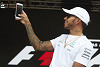 Foto zur News: Highlights des Tages: Lewis Hamilton ist wieder online!