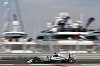 Foto zur News: Abu Dhabi: Hamilton hält Rosberg in Schach