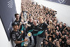 Foto zur News: Mercedes feiert WM-Gewinn in Brackley und Brixworth