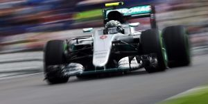 Foto zur News: Mercedes dominiert Freitag: &quot;Neuer Asphalt liegt uns besser&quot;
