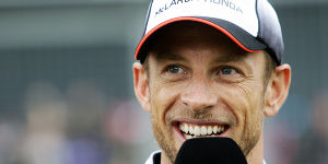 Foto zur News: &quot;Warum? Warum nicht?&quot;: Jenson Button scherzt mit Reporterin