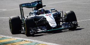 Foto zur News: Lewis Hamilton ganz hinten: Rückreise aus Qualifying-Urlaub