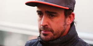 Foto zur News: Alonso wird durch Honda der Spaß vermiest