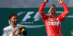 Foto zur News: Strategiepatzer: Mercedes knickt vor Vettels Druck ein