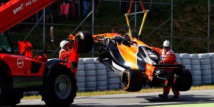 Foto zur News: Spektakulärer Motorschaden: Alonso geht nach Hause