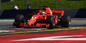 Foto zur News: Ferrari ohne Stallorder im Glück, Vettel serviert Hamilton