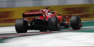 Foto zur News: Vettel verspricht: Ferrari will noch