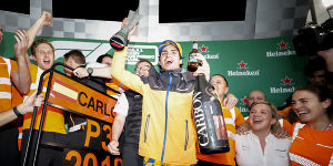 Foto zur News: &quot;Beste Leistung&quot;: Carlos Sainz feiert eigene Podestzeremonie