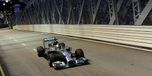 Foto zur News: Erste Reihe: Mercedes wehrt Angriff der Konkurrenz ab