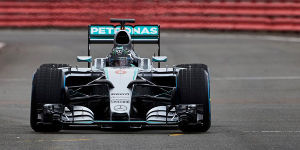 Foto zur News: Erste Runden in Silverstone: Mercedes zeigt Auto für 2015