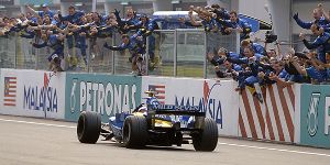 Foto zur News: Sepang 2005: Als Alonso #AND# Renault ihren Siegeszug