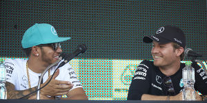 Foto zur News: Silberne Kontroverse? Hamilton locker, Rosberg winkt ab