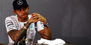 Foto zur News: Hamilton fordert FIA auf, Alonsos Unfallbericht