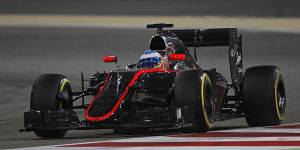 Foto zur News: McLaren am Bahrain-Freitag: Einer steht, einer rennt