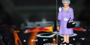 Foto zur News: Die Queen bringt Lewis Hamilton Manieren bei