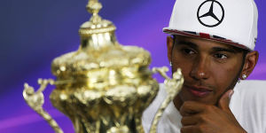 Foto zur News: Hamilton flucht über Siegerpokale: &quot;Schockierend hässlich&quot;