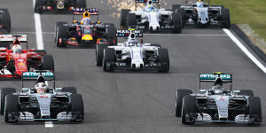 Foto zur News: Nico Rosberg im Zweikampf mit Lewis Hamilton ein Weichei?