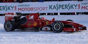 Foto zur News: Ferrari-Showrun: Giancarlo Fisichella jagt durch den Schnee