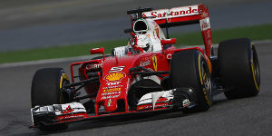 Foto zur News: Lenkrad verzogen, Flügel kaputt: Vettels wilder Ritt in