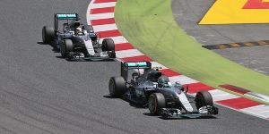 Foto zur News: &quot;Inakzeptabel&quot;: Lauda macht Hamilton für Crash