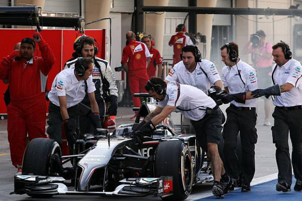 Foto zur News: Bahrain: Jetzt heulen bei Red Bull die Alarmsirenen!
