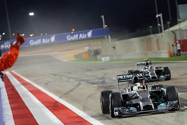 Foto zur News: Gigantisches Duell: Hamilton bezwingt Rosberg in Bahrain!