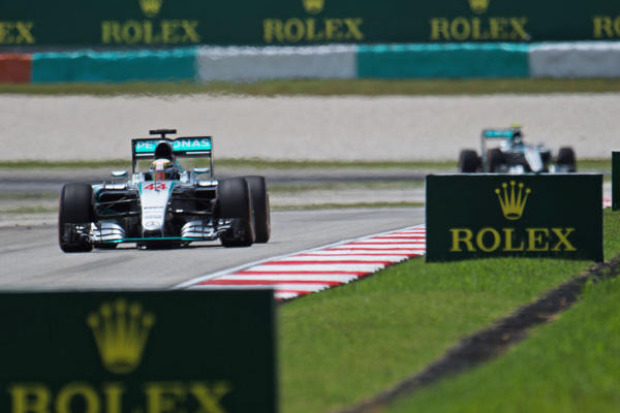 Foto zur News: Silberne Kontroverse? Hamilton locker, Rosberg winkt ab