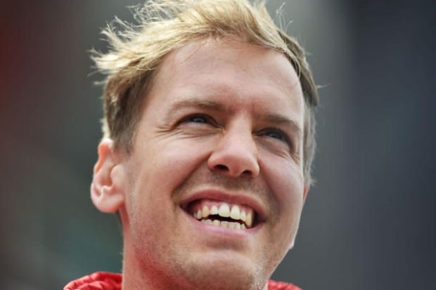 Foto zur News: Auch ohne Gridgirls: Sebastian Vettel schäumt vor Glück