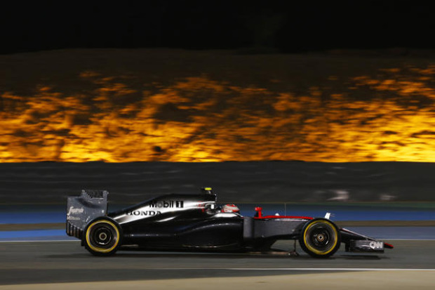 Foto zur News: McLaren am Bahrain-Freitag: Einer steht, einer rennt
