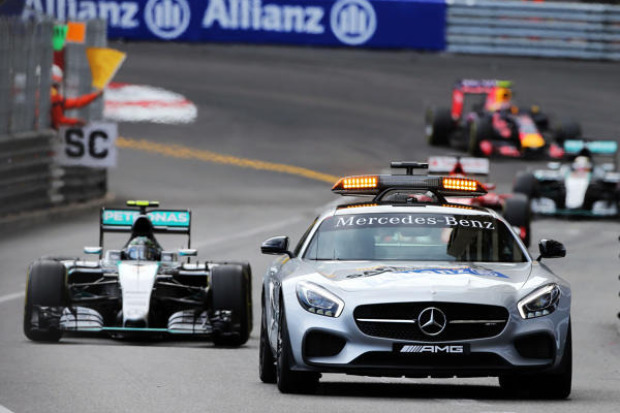 Foto zur News: Rosberg tröstet Hamilton: "Schlimmer Moment seiner Karriere"