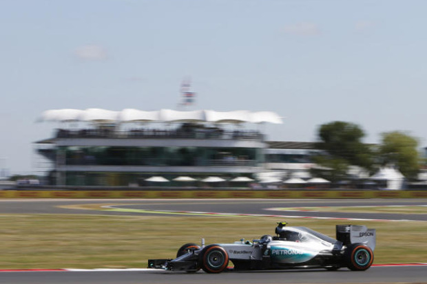 Foto zur News: Mercedes in der ersten Reihe: Hamilton jubelt, Rosberg rätselt