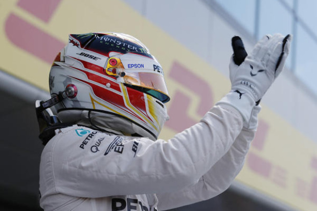 Foto zur News: Mercedes in der ersten Reihe: Hamilton jubelt, Rosberg rätselt