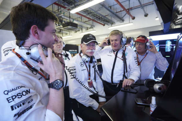 Foto zur News: Red Bull & Mercedes: Ein Handschlag mit Folgen
