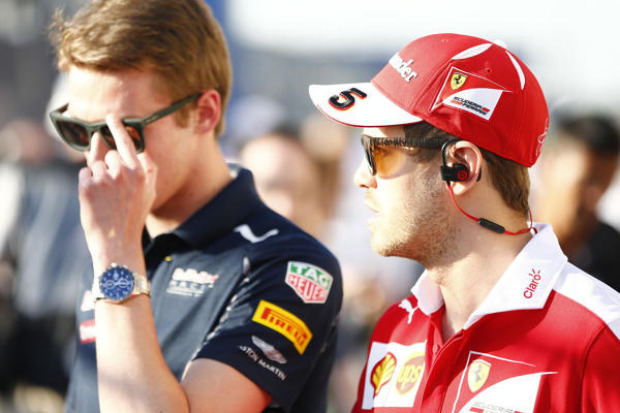Foto zur News: "Wie ein Verrückter": Vettel nimmt sich Kwjat zur Brust
