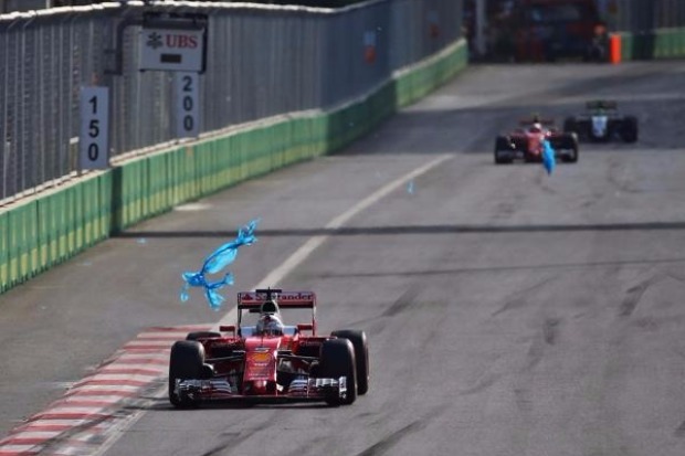 Foto zur News: Kampf mit Plastiktüte: Vettel fordert mehr Mülltonnen für Baku