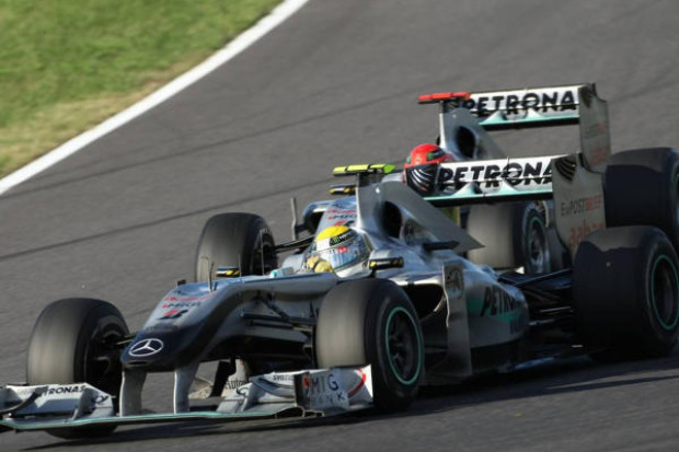 Foto zur News: Wie "Schumi" Nico Rosberg in einen Eimer pinkeln ließ