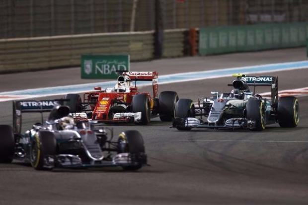 Foto zur News: Hat Sebastian Vettel Nico Rosberg absichtlich nicht überholt?