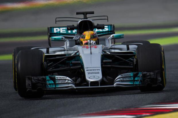 Foto zur News: Formel-1-Tests 2017: Vettel rückt Mercedes auf die Pelle!
