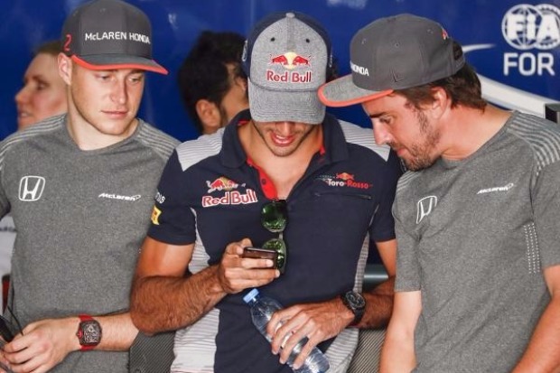 Foto zur News: Fernando Alonso auf Instagram: "Geh ins Bett, Ricciardo!"