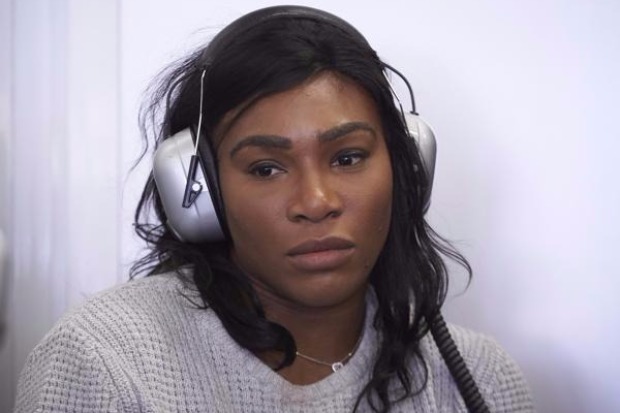 Foto zur News: Rassismus-Eklat: Lewis Hamilton steht hinter Serena Williams