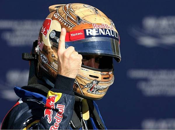 Foto zur News: Eine Hand am WM-Pokal: Vettel in Austin auf Pole