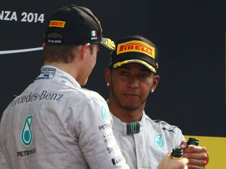 Foto zur News: Hamilton lobt Rosbergs mentale Stärke