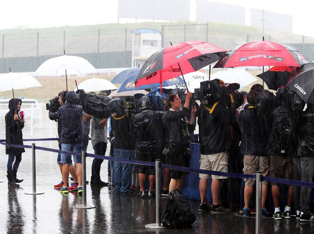 Foto zur News: Der Taifun kommt: Regenchaos #AND# verschobener Rennstart?