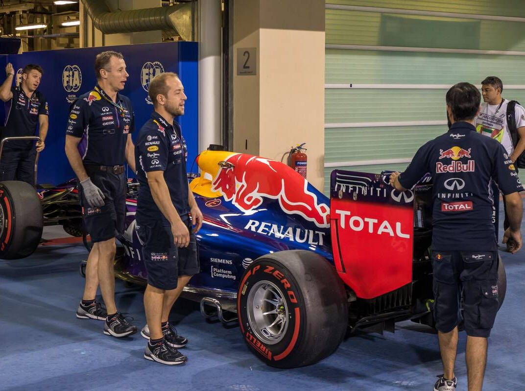 Foto zur News: Vettel und Ricciardo starten aus der Boxengasse