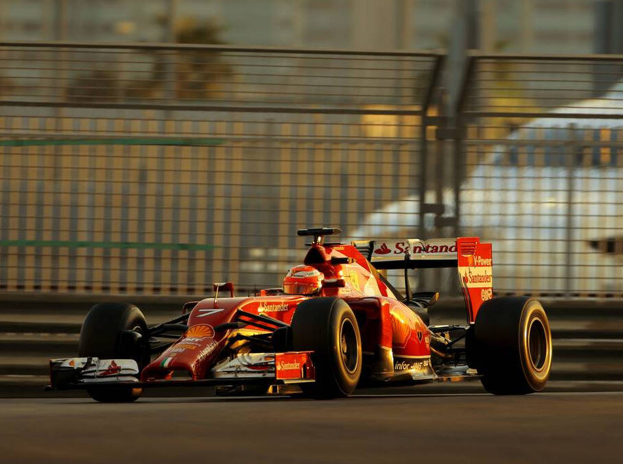Foto zur News: Teamchef deutet an: Kimi Räikkönen könnte 2016 noch fahren