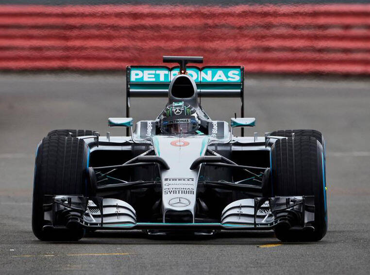 Foto zur News: Erste Runden in Silverstone: Mercedes zeigt Auto für 2015